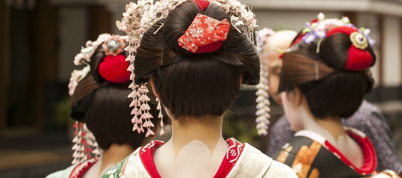 shutterstock_266867663_geisha_in_kyoto_japan